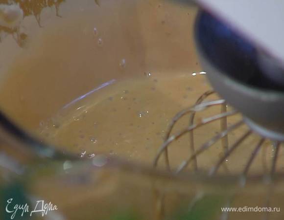 Приготовить кофейно-белковый слой: белки посолить и взбить в комбайне, затем постепенно всыпать сахар, продолжая взбивать, пока каждая порция не растворится, влить оставшийся растворенный кофе и коньяк, увеличить скорость комбайна и влить по одной 4 ст. ложки кипятка, добавить сливки с желатином и взбить все в однородную массу.