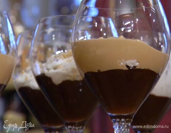 На дно прозрачных бокалов выложить остывший шоколад, затем взбитые сливки с орехами, посыпать оставшимися измельченными орехами и влить кофейно-белковую массу.