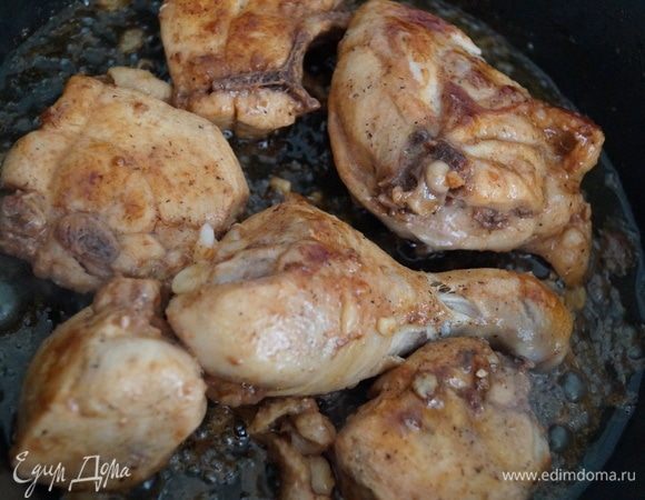 Когда наступает время обеда, достаю мясо и выкладываю на разогретую с жиром сковороду и обжариваю с двух сторон до румяной корочки.