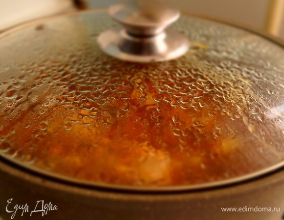 Затем мясо с овощами выкладываю в казан из керамогранита, можно в кастрюлю с толстым дном, добавляю к мясу нарезанный на средние кубики картофель, заливаю картофель кипятком, так чтобы прикрывал, довожу до вкуса солью, специями, зеленью и ставлю на средний огонь до закипания. 