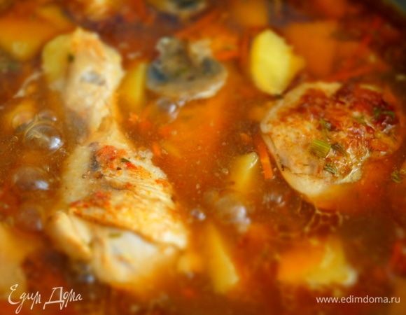 Когда еда закипит, убавляю огонь до минимума и оставляю тушиться при закрытой крышке 35–45 минут.