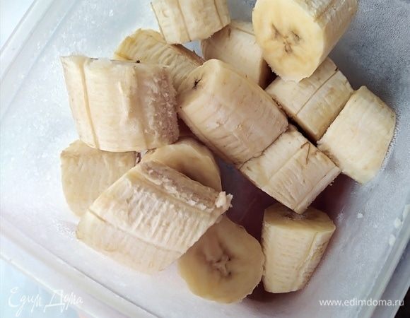 Бананы очистить от шкурки, нарезать кусочками и поместить в морозилку на 2 часа. 