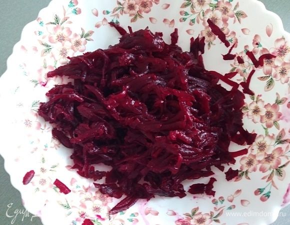 Отварную свеклу очистить и натереть на крупной терке. 