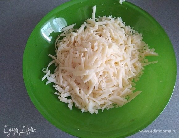 Сыр натереть на крупной терке. 