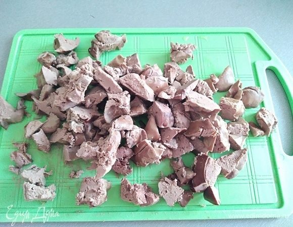 Куриную печень отварить в подсоленной воде в течение 10 минут. Остудить и нарезать кубиками. 