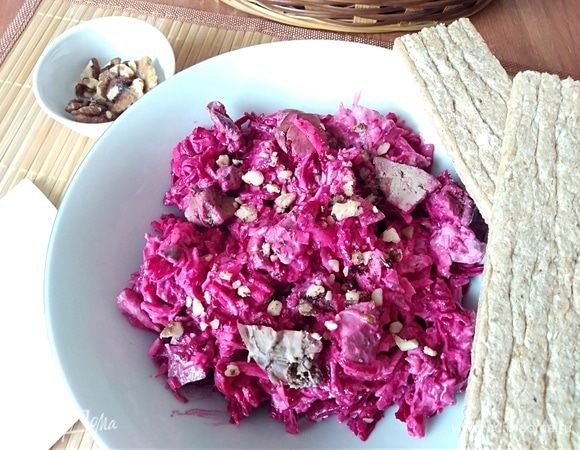 Перед подачей лучше охладить 20 минут. Посыпать салат рублеными грецкими орешками. Подавать с хрустящими хлебцами. Приятного аппетита! 