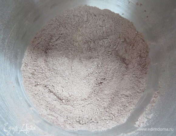 Муку, миндальную муку, сахарную пудру и какао просеять в чашу миксера, перемешать, добавить соль.