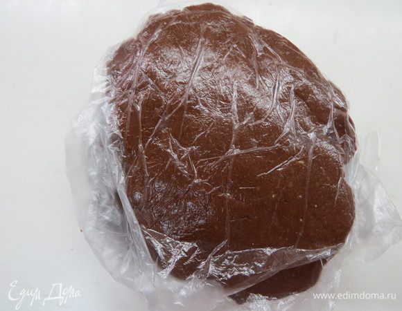 Не увеличивая скорость, перемешивать, пока тесто не начнет собираться в шар. Тесто обернуть пищевой пленкой и охладить в холодильнике в течение часа.