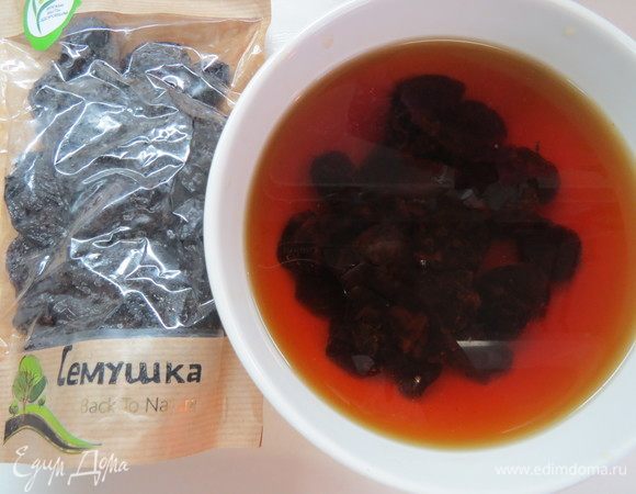 Чернослив ТМ «Семушка» замочить в крепком настое черного чая, я предпочитаю «Эрл Грей». Оставить на полчаса.