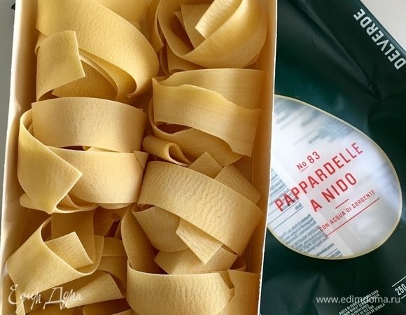 Вот она — паста паппарделле. Начнем приготовления с того, что отварим макароны до полуготовности. Вскипятить в кастрюле воду со щепоткой соли и в кипящую воду поместить пасту. Варить половину времени, указанного на упаковке. Потому что потом мы пасту берем доготавливать в духовке!