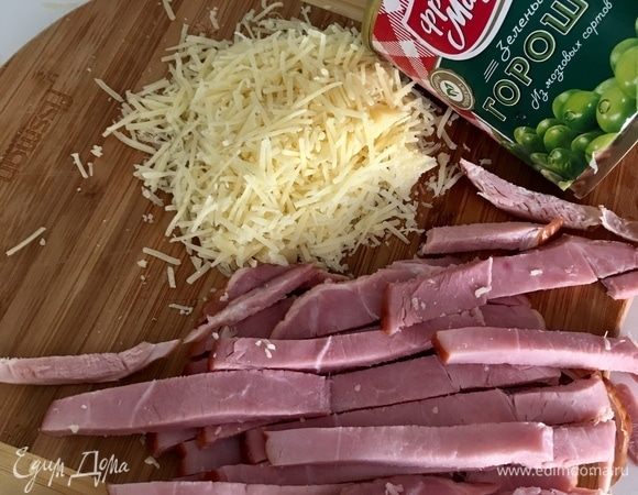 Затем ветчину нашинкуем брусочками, чтобы с пастой попасть в унисон. Пармезан натереть на мелкой терке. 