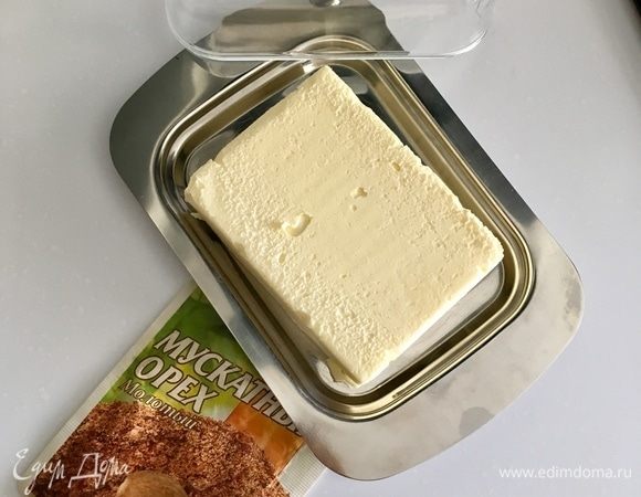 Все ингредиенты для начинки готовы. Теперь приготовим быстренько соус бешамель. Нам понадобится сливочное масло.