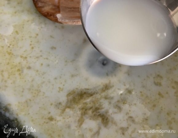 Вливаем к муке с маслом молоко и постоянно перемешиваем. Комочки в нашей сливочной пасте вообще ни к чему!