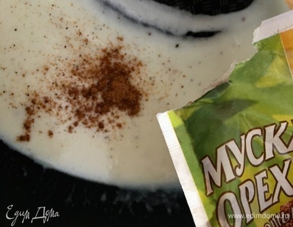 Немного посолить. Немного, потому что у нас еще будет в начинке сыр и ветчина, которые сами по себе солоноватые. И обязательная специя в соусе бешамель — это, конечно, мускатный орех — одна щепотка! Все перемешиваем и снимаем с огня. Соус готов!