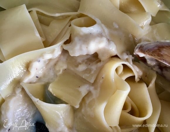 За это время паппарделле уже сварились. Воду необходимо слить. Я на всякий случай оставила 50 мл. В пасту добавляем соус бешамель. Аккуратно, стараясь не повредить и не сломать макароны, перемешиваем.