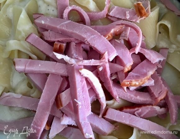 Теперь полосочки ветчины, снова аккуратно перемешиваем.