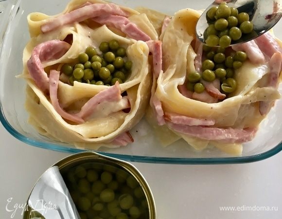 В центр каждого «цветочка» — по столовой ложке с горкой зеленого консервированного горошка ТМ «Фрау Марта».