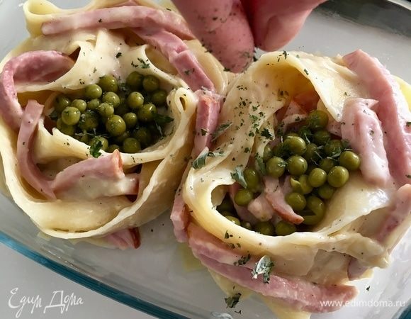 Зеленый горошек потрясающе сочетается с мятой! Свежей у меня пока нет. Зато я много мяты насушила с лета. Припорошить мятой каждый «цветочек».