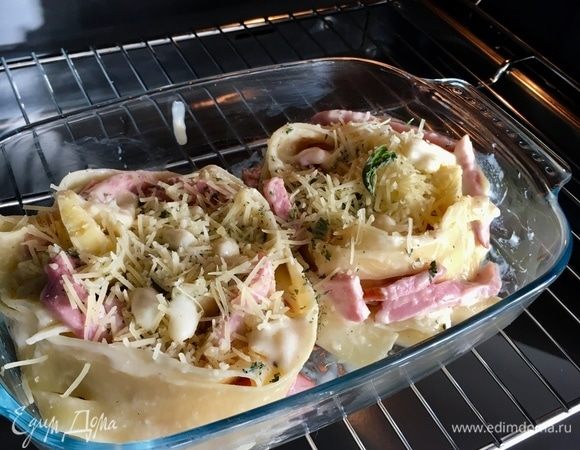 Отправляем в заранее разогретую дo 180°С духовку наше блюдо на 15–20 мин. Нам важно довести макароны до готовности и запечь сыр. Я еще подлила сохраненные 50 мл воды, в которой варились макароны, для большей сочности.