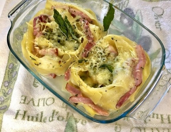 По истечении 15 мин. вкусная, нежная, безумно сливочная запеченная паста с ветчиной, сыром и таким ярким весенним зеленым горошком на столе!