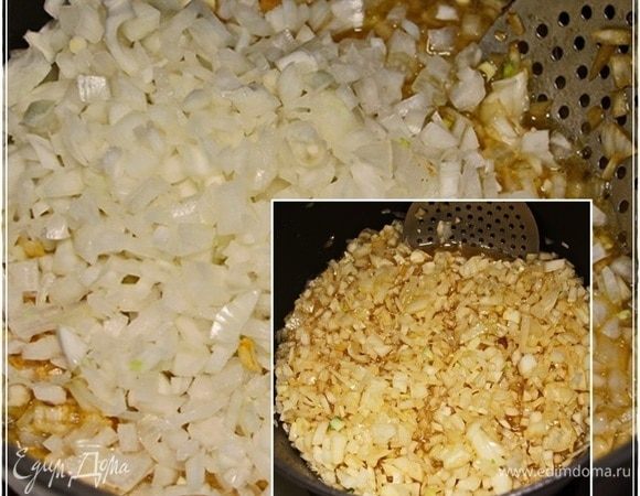 После мяса масло в казане достаточно горячее, но пару минут можно его и подкалить. И отправляем в казан лук. Хорошо перемешать. И добавить воды. Сколько? Я добавил граммов семьсот. Тут много зависит от параметров посуды, в которой будет готовиться эта еда.