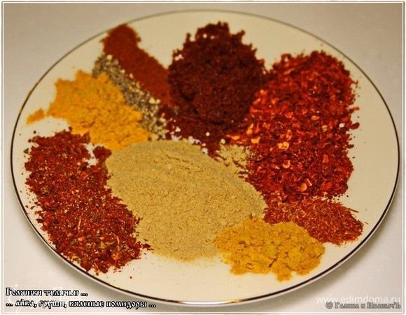Теперь о специях. Набор их для этой еды весьма широк. Черный перец. Я взял чайную ложку. И столько же красного, т.н. копченого перца. Он не сильно острый, но все же. Вообще, количество этих специй, придающих остроту, регулируйте по своему вкусу.
Паприка — 3 ст. л. Это больше для цвета и аромата. Куркума — 1 ч. л. Тоже для цвета не вредно будет.
Имбирь — 1 ст. л. Смесь для мяса — 1 ч. л. Шафран — 1 ч. л.
Замечу, что если в казане будет баранина, не забудьте про зиру. 
И, наконец, соль. Полторы столовых ложки будет вполне достаточно. 