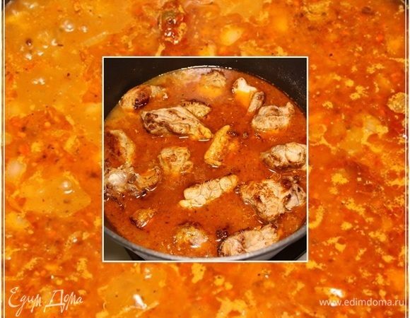 Вот и все, что необходимо для соуса, в котором будет тушиться мясо.
Закладываем в казан голяшки. Те самые, что предварительно были обжарены.
«Надо постараться сделать, чтобы голяшки полностью утонули в соусе, чтобы они были покрыты соусом и тушились в нем…» © Сталик Ханкишиев
«…Можно тушить и в открытом казане, но в этом случае аромат — главное достоинство этого блюда, уйдет через трубу к соседям. Поэтому я регулирую огонь — ставлю его на минимальное значение и накрываю казан крышкой. Пусть мясо томится: концентрация соуса здесь именно такая, какая мне необходима. Если он будет испаряться, то станет гуще и может пригореть. А под крышкой и на слабом огне за 1,5−2 часа все получится так, как надо».   
© Сталик Ханкишиев