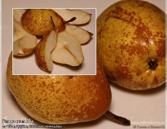 Груша. Вернее пара груш. Тут замечу, что груши должны быть твердые. Лучше не сильно сладкие. Режем на четвертушки и вычищаем внутренности семечковые.
