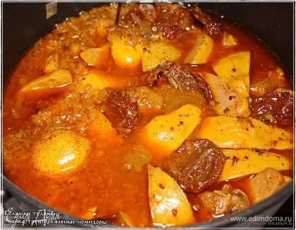 Ну вот. Полчаса прошло. Открыли крышку. Проверьте, готова ли айва. Это действительно важно. Просто проткните, например, зубочисткой, айву. Если зубочистка вошла мягко, значит готово! Выглядит вот так. А аромат, тут без комментариев. Тут рядом с казаном стоять надо.