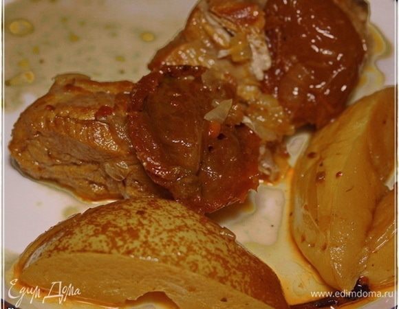 Выкладываем на тарелку. В этот раз мы решили разложить мясо сразу порционно. Мясо, айва, груша и помидорчики. Соус сверху, или как подушку под мясо. Это уж как больше нравится.