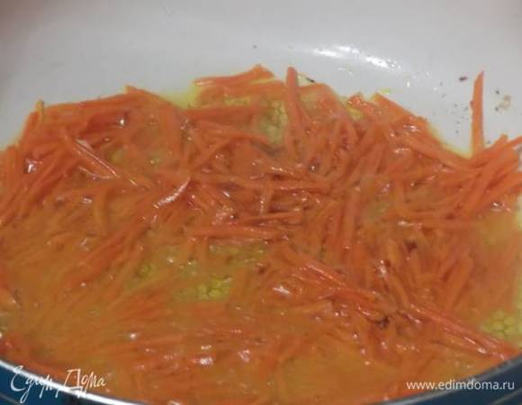 Натереть и припустить на масле морковь до изменения цвета.