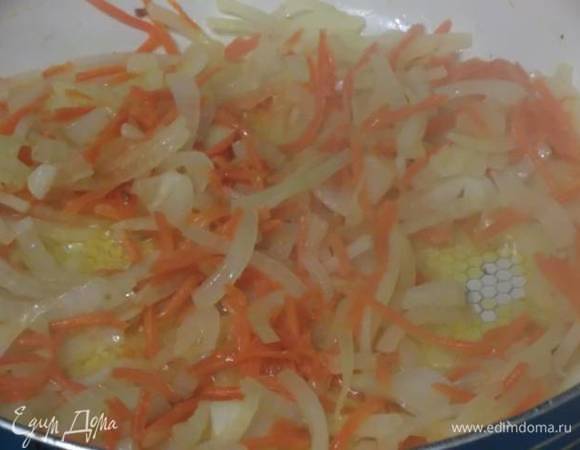 Добавить нарезанный лук, обжарить.