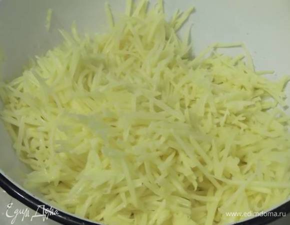 Очистить и натереть картофель. Добавить в сковороду к овощам.