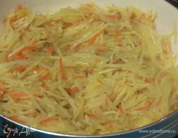 Посолить, поперчить и обжарить в течение минут 7–8, помешивая.