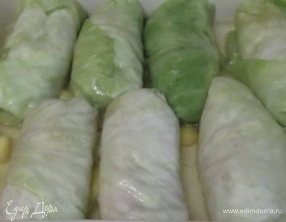 Выложить голубцы в форму с маслом. Поставить в духовку на 40 минут при 200°С.