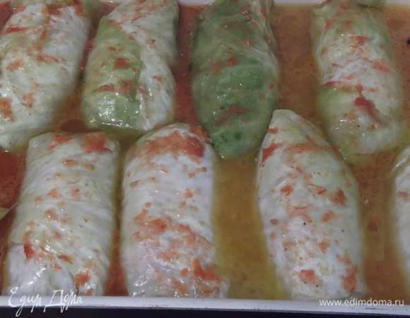 Слегка подвяленные голубцы залить разведенной томатной пастой с отваром от капусты.
В пасту по вкусу добавить соль и сахар. В форму добавить душистый перец и лавровый лист.
Поставить в духовку на 30 минут.