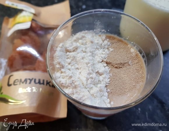 В миску влить теплое молоко, высыпать дрожжи, 1 ст. л. сахара, 2 ст. л. муки. 
Перемешать, накрыть тарой и оставить на 20–25 минут для брожения.