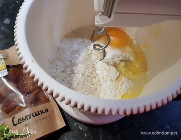 В большую чашку высыпать 225 г муки, соль, перемешать, разбить яйцо, влить растопленное
сливочное масло комнатной температуры, молоко с дрожжами и замесить тесто. Тесто
накрыть и убрать в теплое место для подъема на 1–1,5 часа. Подошедшее тесто обмять и опять убрать для подъема еще на такое же время.