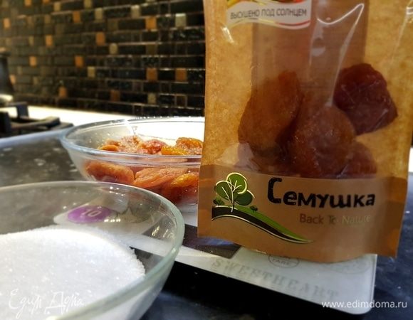 Курагу промыть и залить кипятком на 20–25 минут. (Я покупала курагу ТМ «Семушка». Она мягче, поэтому ждала 10–15 минут). Слить воду с кураги, оставив при этом полстакана воды от кураги. Курагу переложить в блендер, высыпать сахар, измельчить. Влить около 80 мл воды, в которой замачивалась курага, все перемешать до однородной массы. Вливать частями. Чтобы начинка не была слишком жидкая.