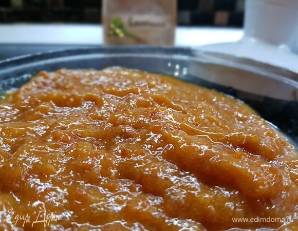 Собираем пирог. Поднявшееся тесто разделить на две одинаковые части. Раскатать одну часть размером с противень, положить на смазанный противень и выложить сверху равномерно всю начинку. Раскатать вторую часть теста, накрыть сверху начинку, защипать края у теста.
Пирог накрыть салфеткой и оставить на 20 минут на расстойку.