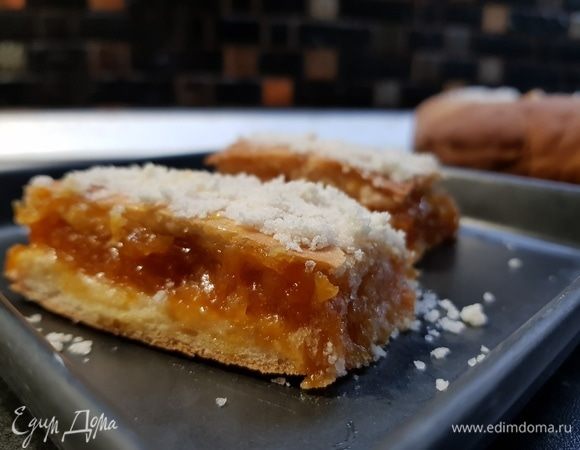 Крошка. В маленькой чашке смешать муку, сахар и растительное масло в крошку. Равномерно выложить всю крошку поверх пирога и поставить пирог в нагретую духовку до
200°С на 15–20 минут. Выпекаем до румяной корочки. Пирог остудить, нарезать и подавать к
чаю. Приятного аппетита!