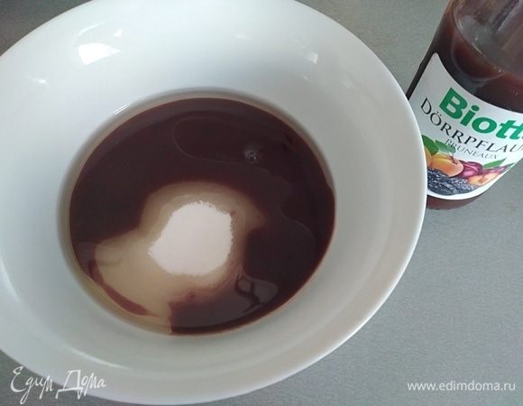 Духовку разогреть до 190°С.
В миске взбить сахар, растительное масло, соль и фруктовый сок. Я брала сок из чернослива от Biotta. Натуральный, без сахара! Подарки идут в дело))