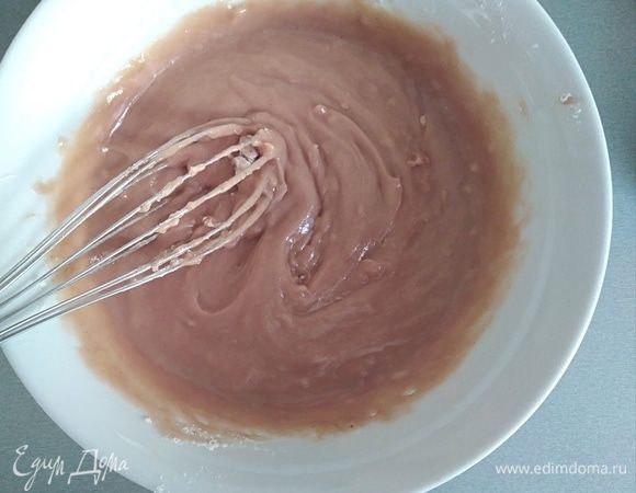 Добавить муку, хорошо перемешать.