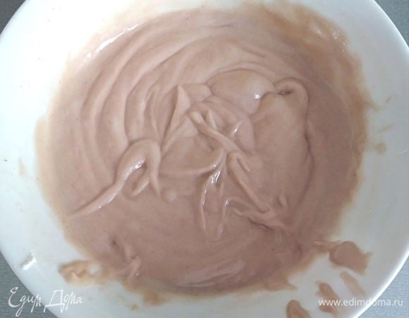 Ввести соду в тесто и еще раз размешать.