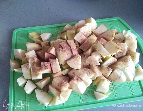 Яблоки вымыть, нарезать кубиками (сердцевинку вынуть), посыпать молотой корицей и имбирем. Я брала 2 довольно крупных яблока, если у вас мелкие, берите 3 штуки. 