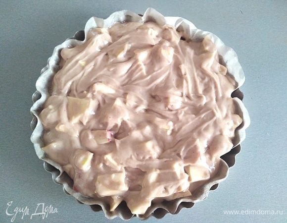 Добавить яблоки в тесто. Форму для выпечки (22–24 см) выстелить пергаментом и смазать маслом. Выпекать 45–50 минут. Ориентируйтесь по своей духовке. Если верх быстро зарумянится, прикройте фольгой.