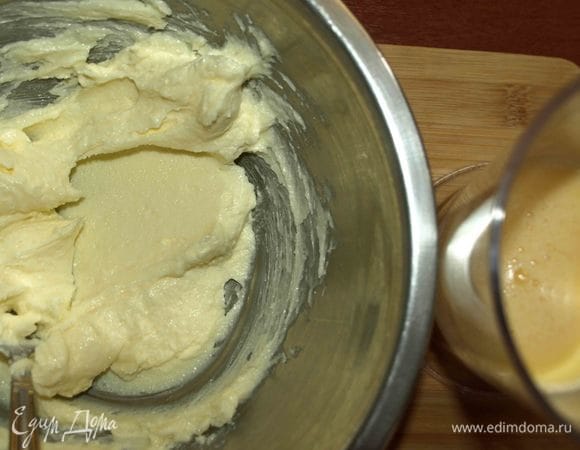 Размягченное сливочное масло взбить в кремообразную массу с солью и сахаром. Яйца взбить до однородного состояния. 