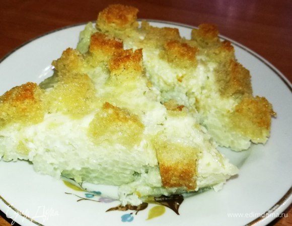 Белый хлеб режем на одинаковые кубики 1,5–2 см. В форму (если противень, то глубокий) наливаем все масло. Высыпаем все кубики хлеба в масло и, слегка промакивая кубики в масле, распределяем масло по всей поверхности. Собираем все промасленные кубики руками в отдельную миску. В форму или противень выливаем рисово-яичную смесь, слегка разглаживаем. Украшаем сверху промасленными кубиками хлеба, слегка вдавливая их в рисово-яичную смесь (твердые края и непромасленные части кубиков утапливаем в смесь). Желательно заполнить всю поверхность. По желанию или по случаю (например, первый день каникул, или первый день лета) можно и слова выложить, и рисунки). Выпекаем на 180–200°С примерно 15–20 минут (зависит от вашей духовки). Наши мини-греночки зарумянились и аппетитно зовут отведать запеканку прямо сейчас. Приятного аппетита!