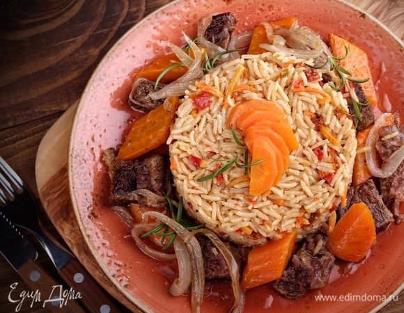 Подавать горячим с гарниром (идеально — рис или картофель).