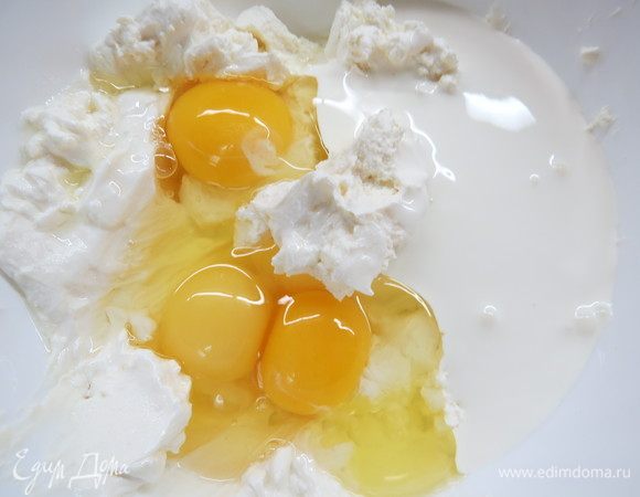 Добавляем яйца и сливки, перемешиваем венчиком, но не взбиваем.